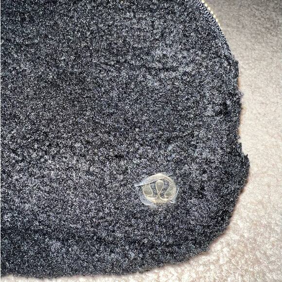 New Lululemon Everywhere Fleece Belt Bag Black 1L - Picture 4 of 9